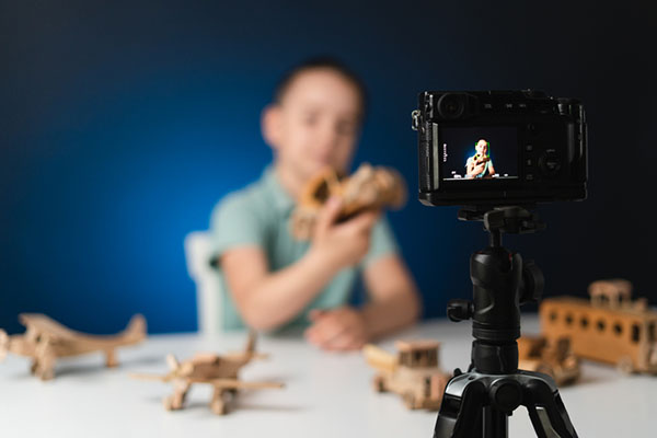 A child making  movie 