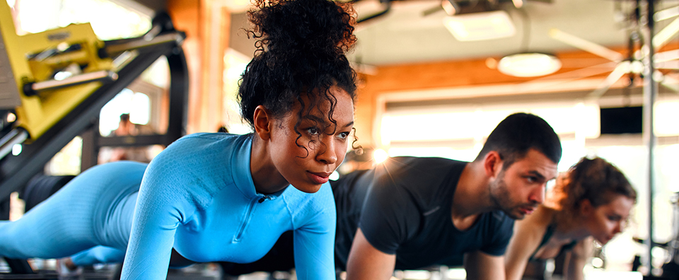 Womean and men at a fitness class