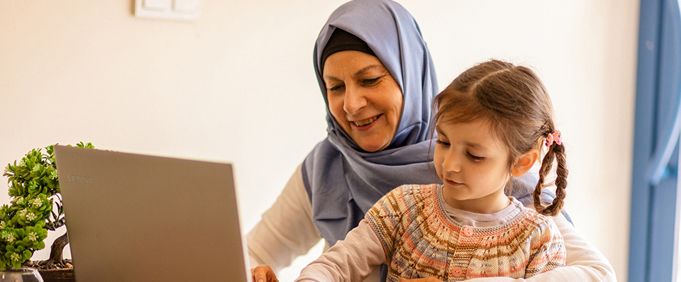 Lady with child at home on a computer