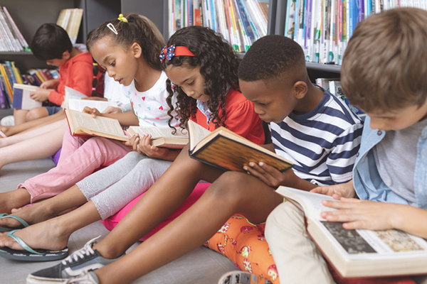 Kids reading in the library 