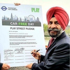 Leader signing the Car Free Day pledge