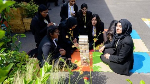 Children playing icon